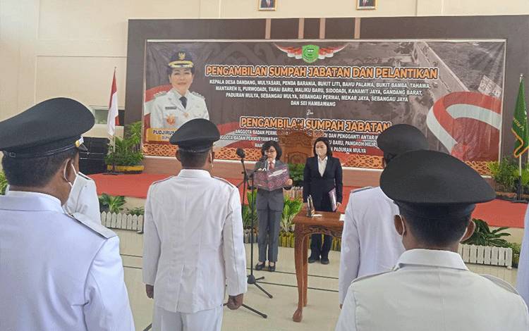Taty Narang Minta Kades Dorong Pembangunan