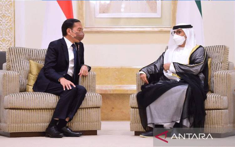 Presiden Joko Widodo dan Menteri Energi dan Infrastruktur UEA Suhail Mohammed Al Mazroei di Abu Dhabi, Uni Emirat Arab, Jumat (1/7/2022). (ANTARA/HO-Biro Pers Sekretariat Presiden)
