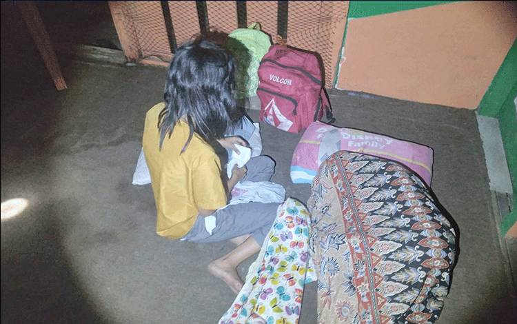 Kasatpol PP Pulangkan Ibu dan Anak dari Barito Utara yang Tidur di Emper Gereja