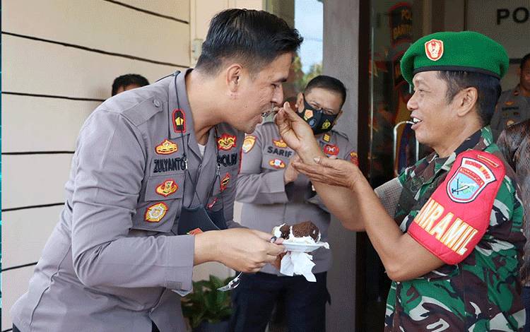 Koramil Tamiang Layang Beri Kejutan Hari Bhayangkara ke Polres Barito Timur