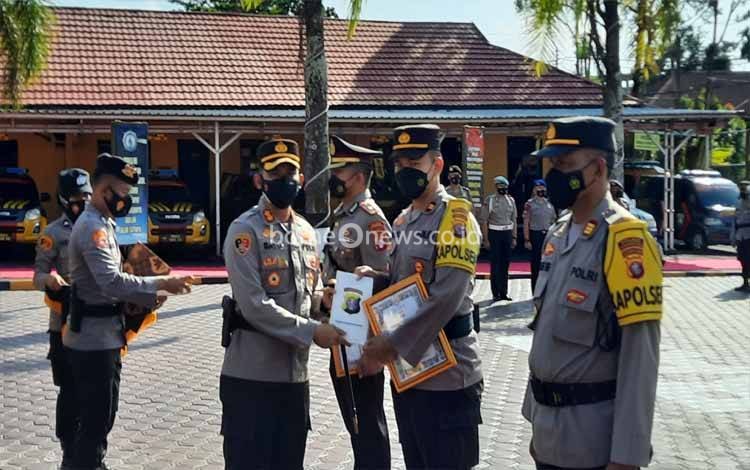 Kapolres Beri Penghargaan kepada Personel Polres Kobar Berprestasi