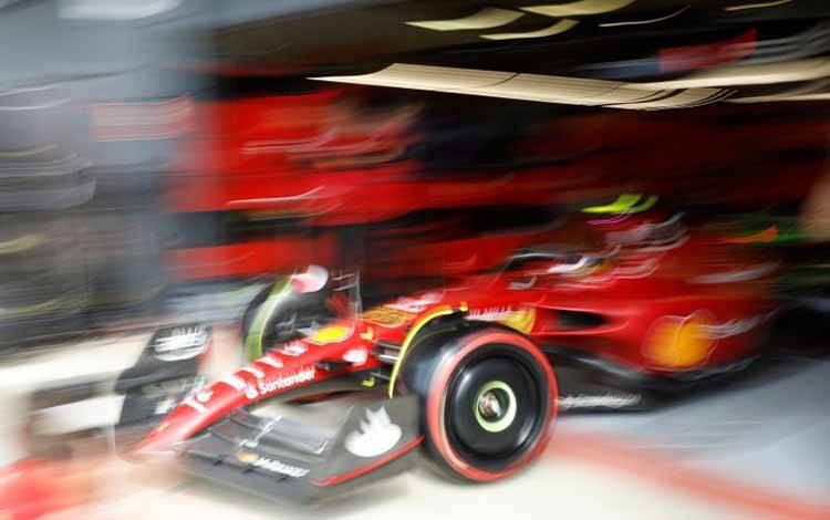 Pebalap Ferrari Carlos Sainz menjalani sesi latihan bebas Grand Prix Inggris di Sirkuit Silverstone. (1/7/2022) (ANTARA/REUTERS/PETER CZIBORRA)