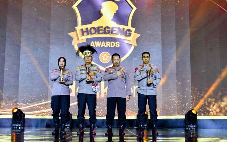 Kapolri Jenderal Pol. Listyo Sigit Prabowo berfoto bersama penerima Hoegeng Award 2022 di Gedung Tribrata, Jakarta Selatan, Jumat (1-7-2022). ANTARA/Laily Rahmawaty