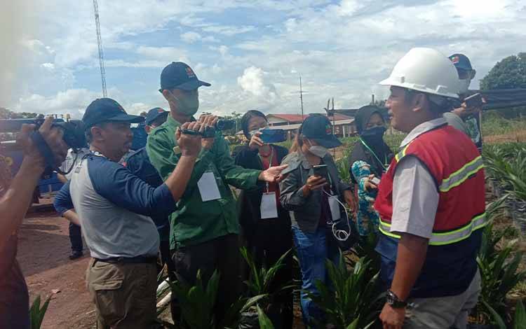 Manajer perkebunan kelapa sawit menjelaskan mengenai pembibitan kelapa sawit kepada awak media yang berkunjung.