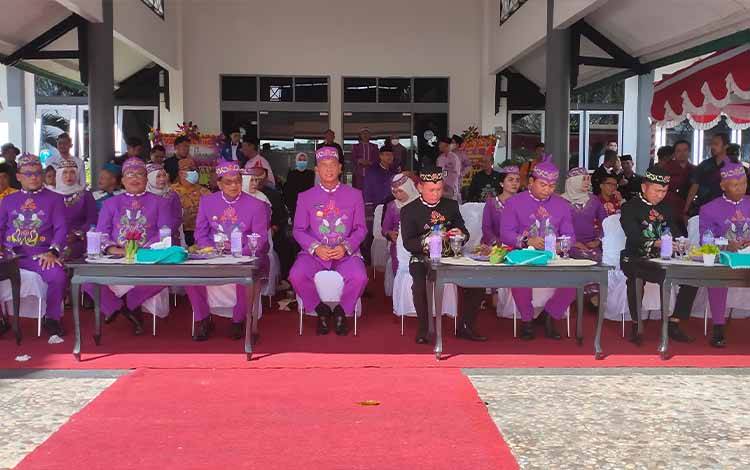 Pelaksabaan upacara peringatan HUT Kabupaten Sukamara ke-20 di halaman kantor bupati Sukamara.