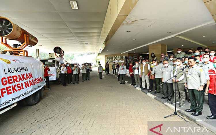 Mentan Syahrul Yasin Limpo bersama dengan Kepala BNPB Suharyanto meluncurkan Gerakan Disinfeksi Nasional di kantor Kementerian Pertanian Jakarta, Kamis (30/6/2022)