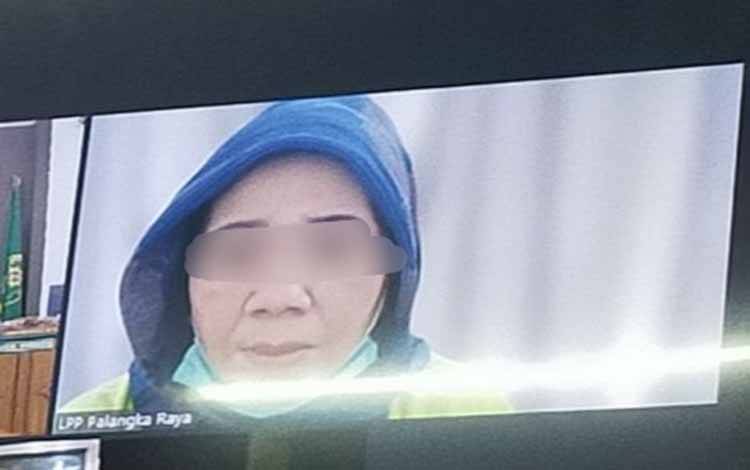 Terdakwa saat menjalani sidang virtual di Pengadilan Negeri Palangka Raya