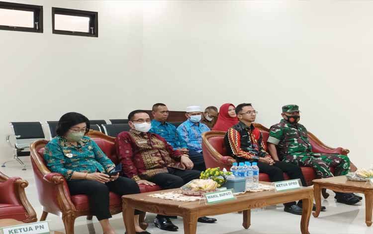 Pesan Ketua DPRD Gunung Mas pada Wakil Ketua Pengadilan Negeri Kuala Kurun yang Baru Dilantik