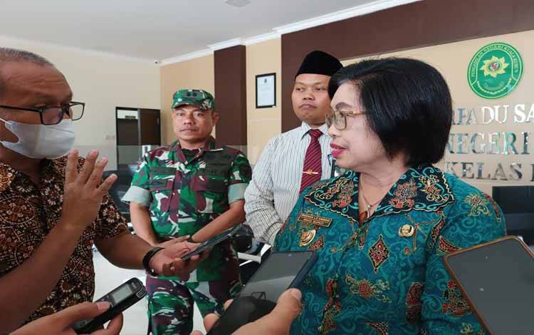 Wakil Bupati Gunung Mas Efrensia L.P Umbing saat diwawancarai oleh para wartawan