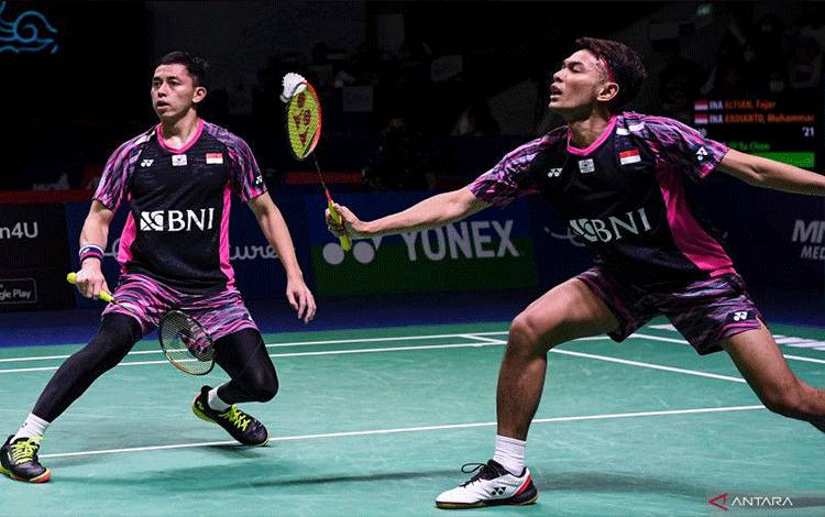 Foto arsip - Pebulu tangkis ganda putra Indonesia Fajar Alfian (kanan) dan Muhammad Rian Ardianto memukul kok ke arah ganda putra China Liu Yu Chen/Ou Xuan Yi dalam laga Perempat Final Indonesia Open 2022 di Istora Senayan, Jakarta, Jumat (17/6/2022). ANTARA FOTO/Sigid Kurniawan/wsj