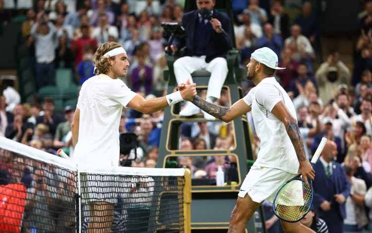 Petenis Australia Nick Kyrgios dan petenis Yunani Stefanos Tsitsipas bersalaman setelah akhir pertandingan babak ketiga Wimbledon di All England Lawn Tennis and Croquet Club, London, Inggris, Sabtu 2 Juli 2022