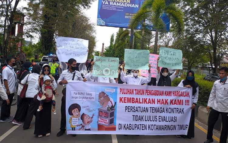 Ratusan Tekon Demo di Depan Gedung DPRD Kotim