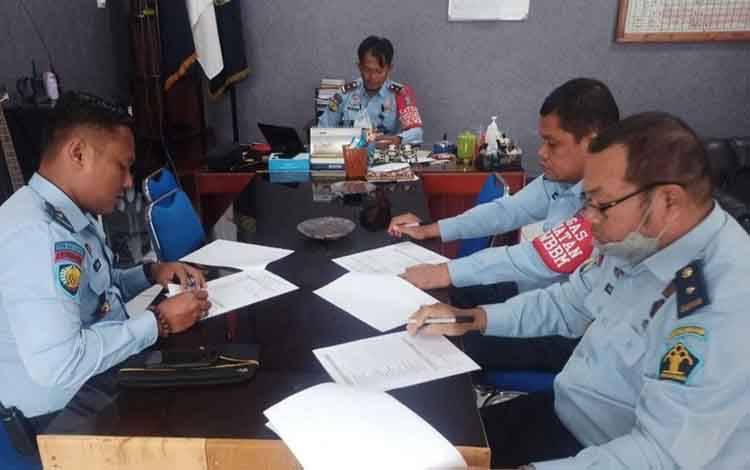 Kepala Rutan Kuala Kapuas Toni Aji Priyanto saat melaksanakan rapat bahas mekanisme kunjungan tatap muka pada Senin, 4 Juni 2022.