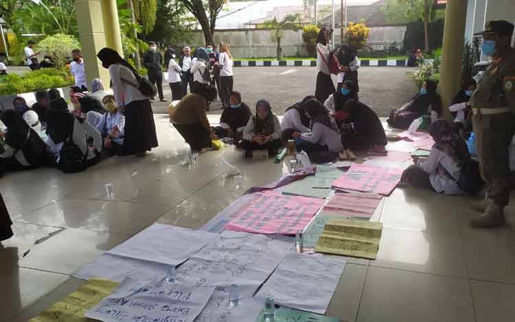 Pertemuan dengan Dewan Diskors, Eks Tekon Ancam Bermalam di Gedung DPRD Kotim