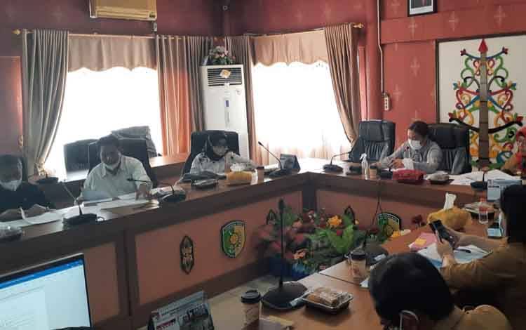 Rapat finalisasi 3 Raperda inisiatif DPRD Palangka Raya.