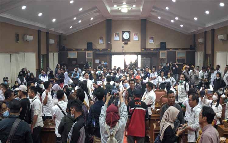 Jawaban Hasil Pertemuan Tidak Memuaskan, Eks Tekon Kotim Duduki Gedung DPRD