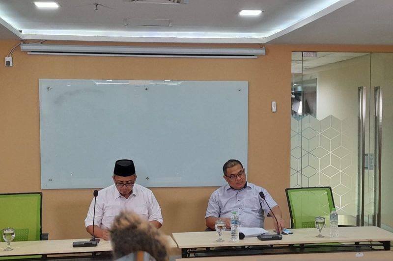 Presiden Aksi Cepat Tanggap (ACT) Ibnu Khajar (kanan) saat konferensi pers di Kantor ACT, Jakarta, Senin (4/7/2022)