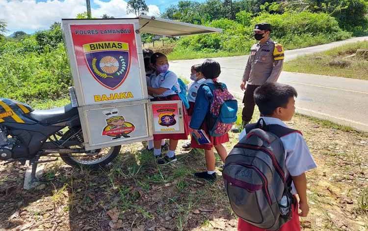 Cara Unik Polisi Tingkatkan Minat Baca