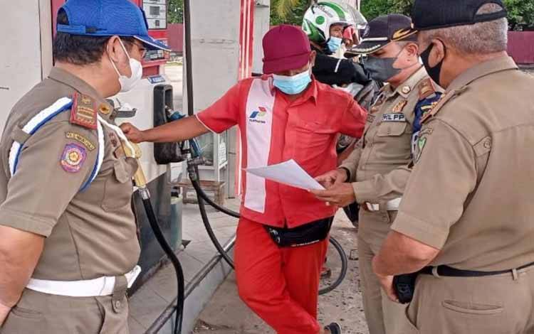Satpol PP dan Damkar Kapuas Sosialisasikan Surat Edaran Bupati Ini ke SPBU