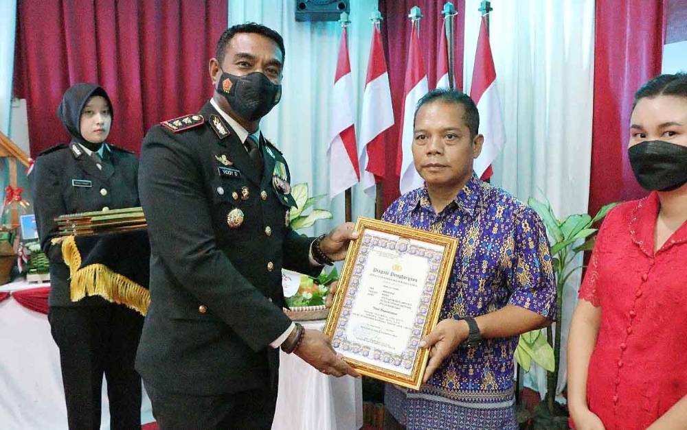 Kapolres Barito Timur Beri Penghargaan ke Anggota dan Masyarakat pada Perayaan HUT ke 76 Bhayangkara