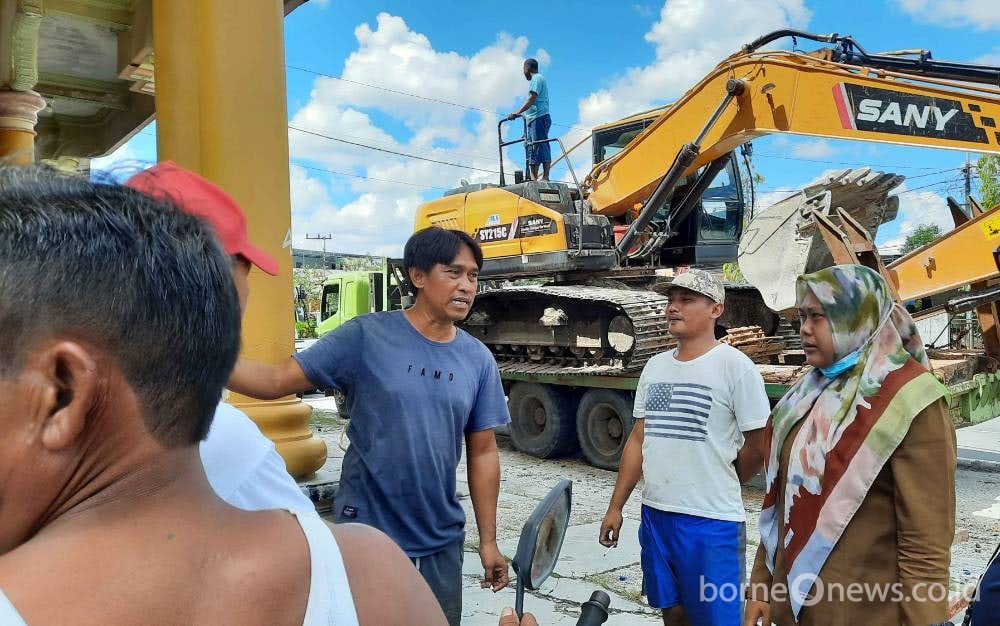 Lurah Baru Yuningtiaswati Pertiwi koordinasi dengan pekerja dan warga terkait pembongkaran gedung gudang