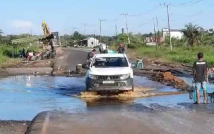 Kondisi terkini jalan KM 30 Pangkalan Bun - Kotawaringin Lama sudah dapat dilalui