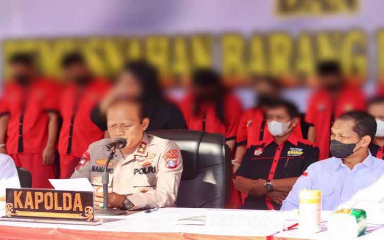Kapolda Kalteng Irjen Nanang Avianto didampingi Dirresnarkoba Kombes Nono Wardoyo saat menggelar press release pengungkapan dan pemusnahan barang bukti narkoba
