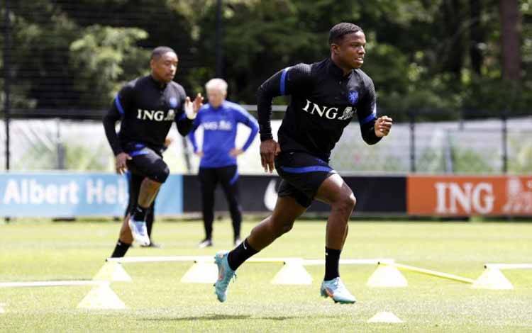 Tyrell Malacia (kanan) saat mengikuti sesi latihan timnas Belanda di KNVB Campus, Zeist, pada 13 Juni 2022