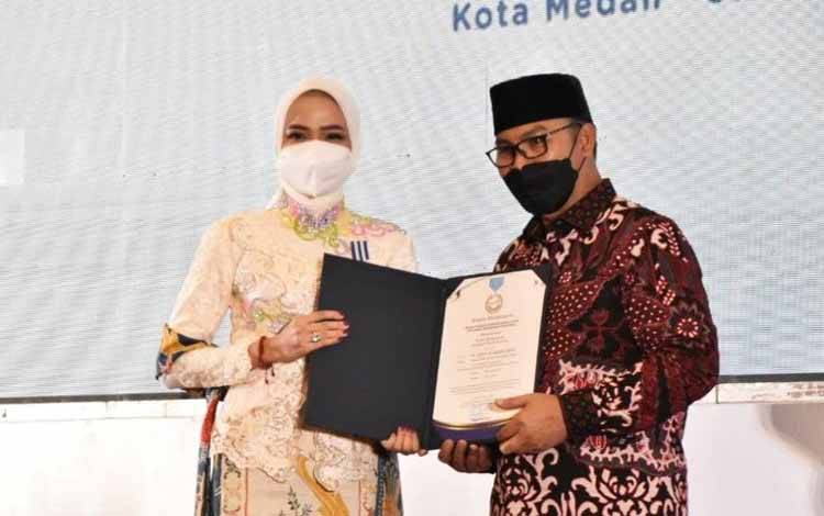 Ketua TP PKK Kalteng Terima Penghargaan Manggala Karya Kencana