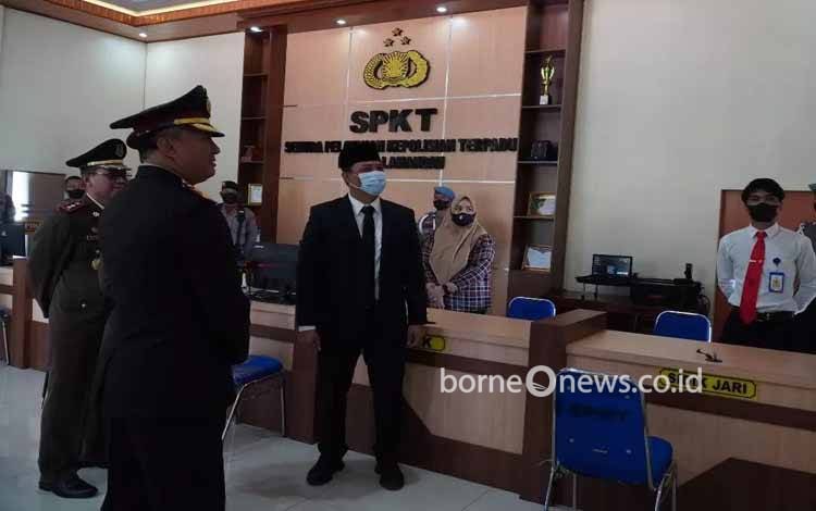 Usai diresmikan, Bupati Lamandau Hendra Lesmana menyaksikan sejumlah layanan di gedung SPKT Mapolres Lamandau