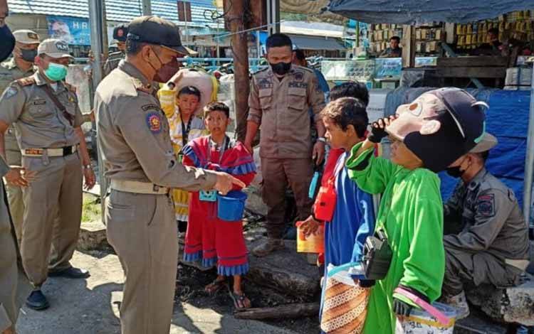Personel Satpol PP dan Damkar Kapuas saat edukasi badut jalanan di Kota Kuala Kapuas, 7 Juli 2022. (Foto: Satpol PP dan Damkar Kapuas)
