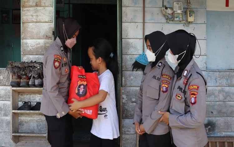 Bansos Melawan Covid-19 dari Polres Kobar Terus Berlanjut