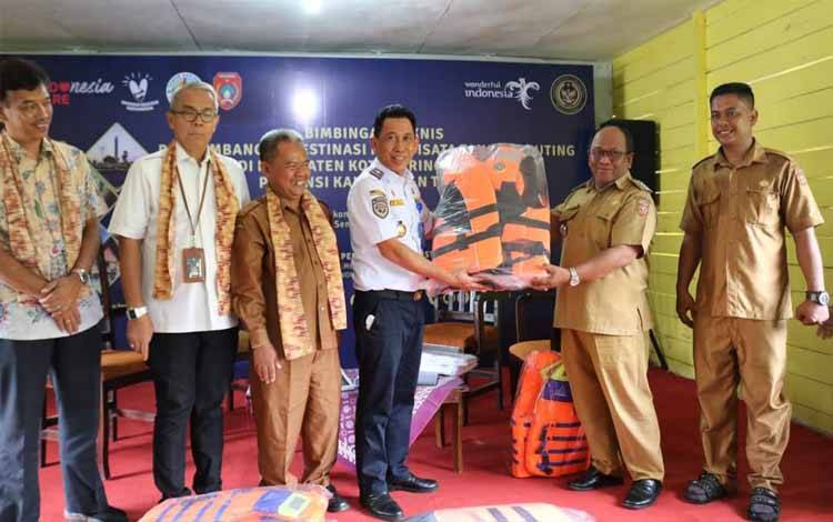 Pemkab Kobar Salurkan Life Jacket dari Gubernur untuk Pelajar Kumai Seberang