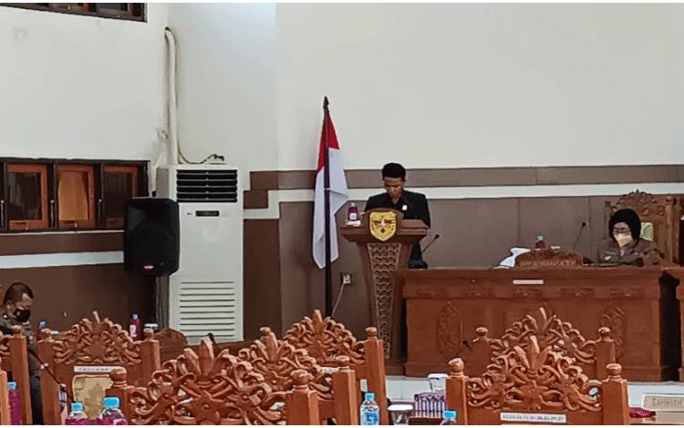 Juru bicara Fraksi Gerakan Karya Bersatu DPRD Kabupaten Gunung Mas Espriadi?saat menyampaikan pandangan fraksinya di rapat paripurna DPRD Kabupaten Gunung Mas beberapa waktu lalu (FOTO: RISKA YULYANA)