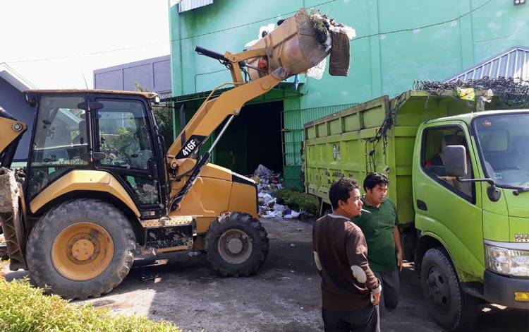 Sampah Meluber di Depo Pelita Sampit Akhirnya Diangkut