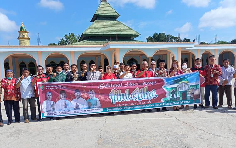 Bupati Barito Timur Ampera AY Mebas (tengah) saat menerima secara simbolis bantuan sapi kurban dari Pemprov Kalteng, Bank Kalteng dan PT SEJ di Mesjid Agung Arrahman Tamiang Layang, Jumat, 8 Juli 2022. (Foto: Agustinus Bole Malo)