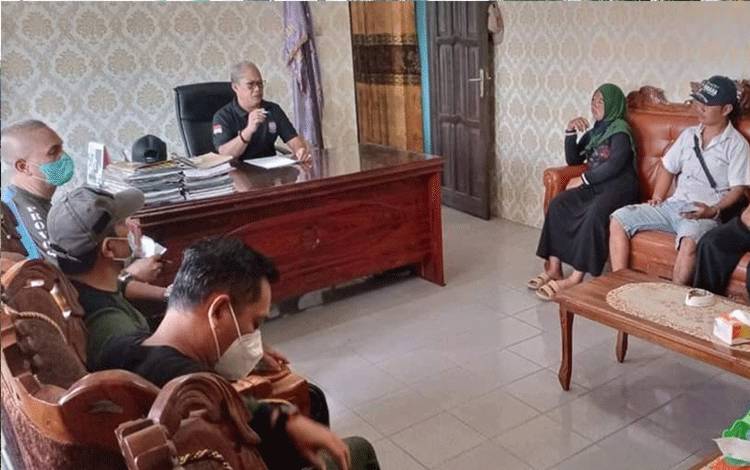 Kepala Satpol PP dan Damkar Kapuas, Syahripin (kanan) saat menerima kedatangan pada pedagang pasar di kantor Satpol PP setempat, Jumat, 8 Juli 2022. (FOTO: SATPOL PP DAN DAMKAR KAPUAS)