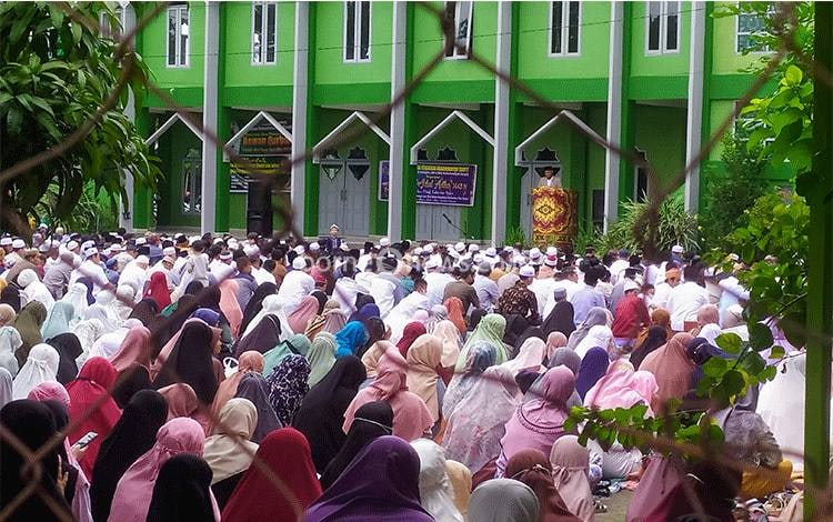Jemaah Iduladha sedang mendengarkan khotbah usai melaksanakan salat id di halaman Masjid Almuhajirin Konpleks Perguruan Muhammadiyah Sampit, Kotawaringin Timur, Sabtu, 9 Juli 2022. (FOTO: USAY)