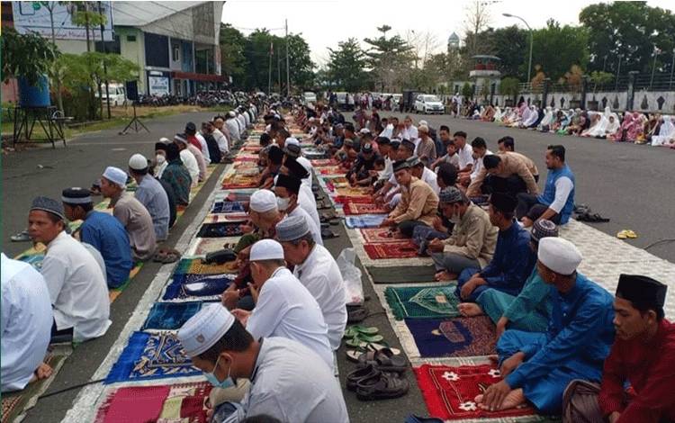 Begini Suasana Salat Iduladha digelar di Stadion Panunjung Tarung Kuala Kapuas