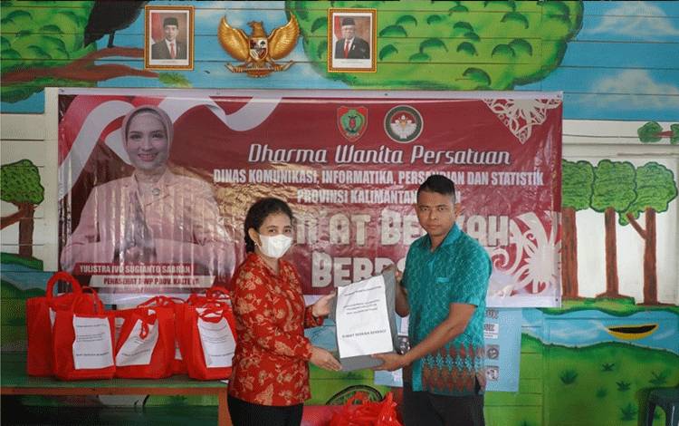 Kunjungi Komunitas Ransel Buku, DPW Diskominfosantik Kalteng Berbagi Perlengkapan Sekolah