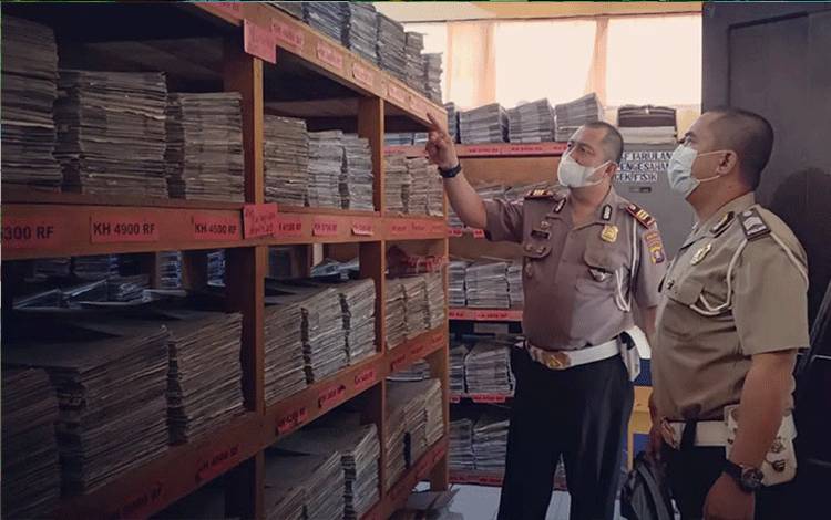 Kasatlantas Polres Lamandau AKP R Endro memamtau ruang urusan registrasi dan identifikasi di Kantor Samsat setempat, Sabtu, 9 Juli 2022. (FOTO: HENDI)