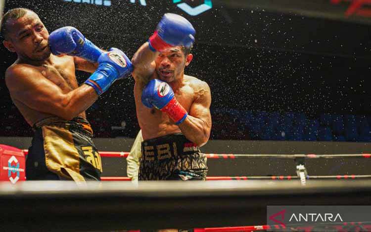 Hebi Marapu melesatkan pukulan yang mengenai Pipat Chaiporn dalam perebutan gelar juara WBC Asia Continental kelas ringan di Max MuayThai Stadium, Pattaya, Thailand, Jumat (8/7/2022). (ANTARA/HO-XBC Sportech)