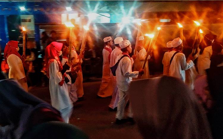 Masyarakat Antusias Menyaksikan Pawai Obor di Sampit