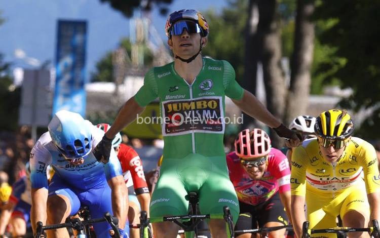 Pebalap sepeda tim Jumbo-Visma Wout Van Aert finis pertama untuk menjuarai Etape 8 balap sepeda Tour de France yang menempuh jarak dari Dole ke Lausanne di Swiss pada 9 Juli 2022 (REUTERS/GONZALO FUENTES)