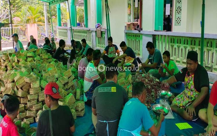 Musala Nur Hidayah Konsisten Gunakan Besek Sebagai Pembungkus Daging Kurban