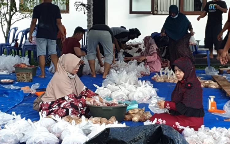 Panitia kurban sedang menyiapkan daging kurban sebelum dibagikan untuk yang berhak menerima, Minggu 10 Juli 2022 (FOTO: IST)