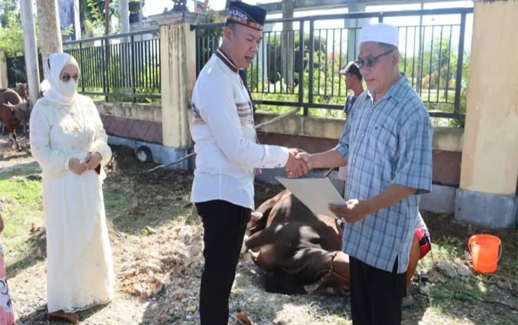 Pelaksanaan pemotongan hewan kurban di Polres Kapuas, Minggu 10 Juli 2022. (FOTO: POLRES KAPUAS)