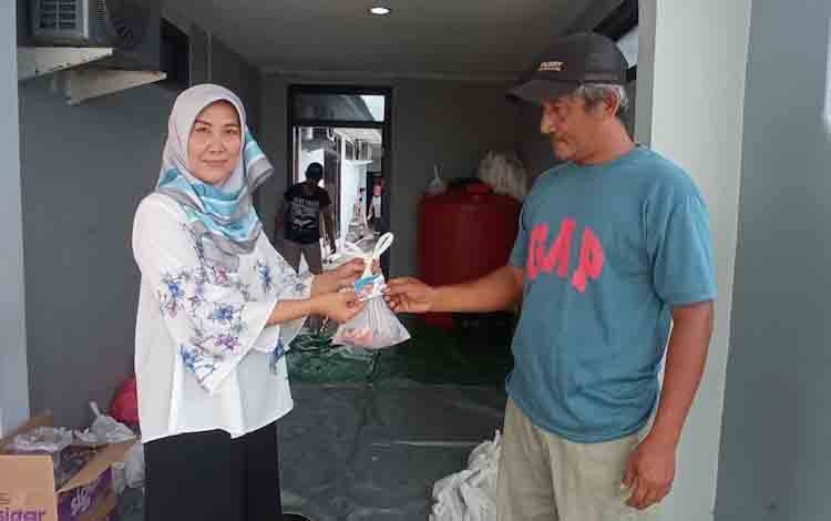 Rangkaian Idul Adha 1443 H, Borneonews Bagikan Daging Kurban