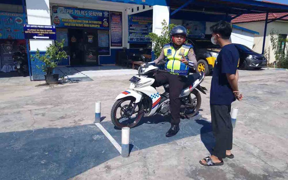 Satlantas Polres Seruyan Ajarkan Cara Mengikuti Ujian Praktik SIM kepada Pemohon
