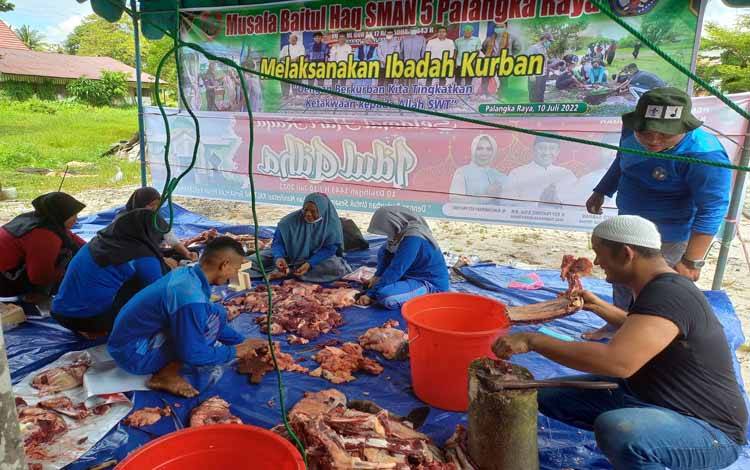 Gubernur Kalteng Sumbang Sapi Kurban untuk SMAN 5 Palangka Raya